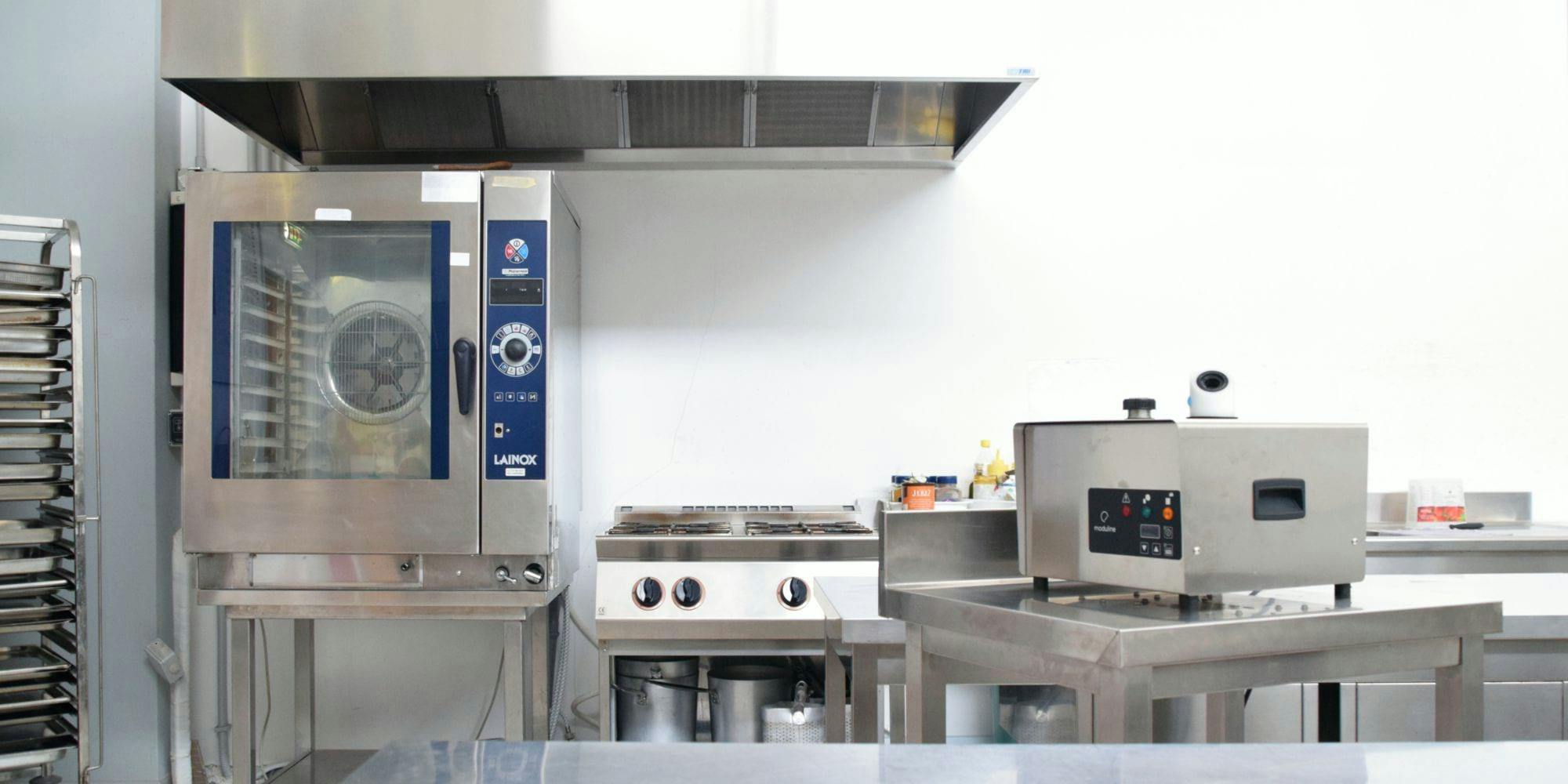 Immagine di copertina di Sanificare la cucina di un ristorante: soluzioni e regole per la tua attività